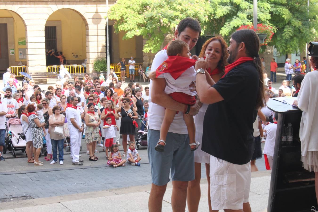 Más de un centenar de niños recibieron del Ayuntamiento el pañuelillo rojo que conmemora sus primeras fiestas patronales alfareñas.