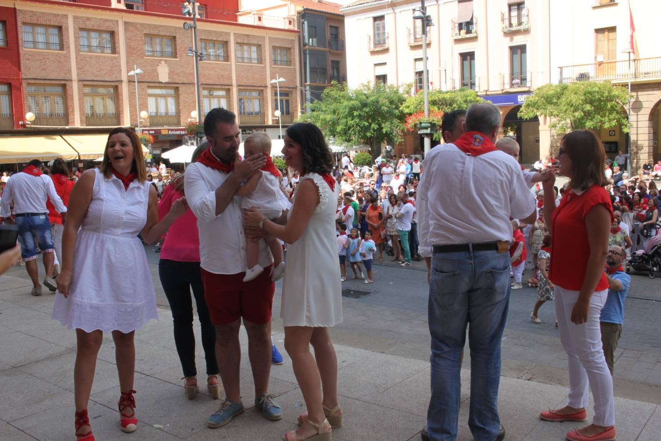 Más de un centenar de niños recibieron del Ayuntamiento el pañuelillo rojo que conmemora sus primeras fiestas patronales alfareñas.