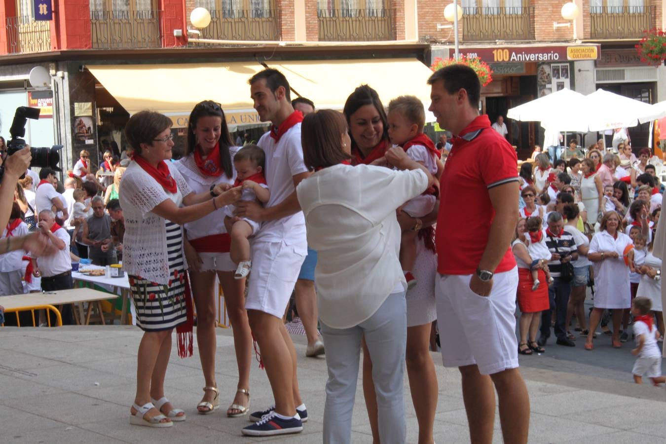 Más de un centenar de niños recibieron del Ayuntamiento el pañuelillo rojo que conmemora sus primeras fiestas patronales alfareñas.