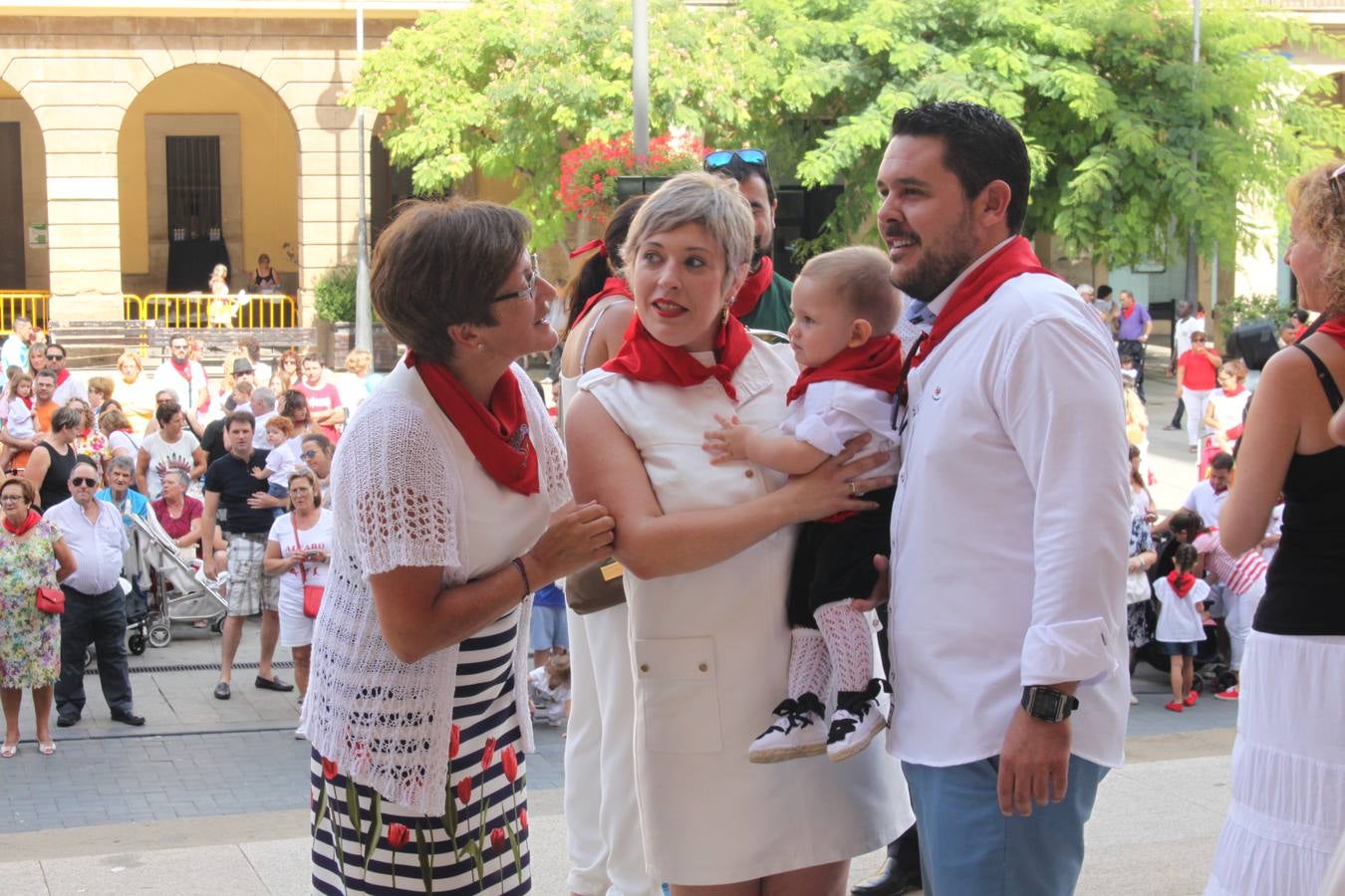 Más de un centenar de niños recibieron del Ayuntamiento el pañuelillo rojo que conmemora sus primeras fiestas patronales alfareñas.