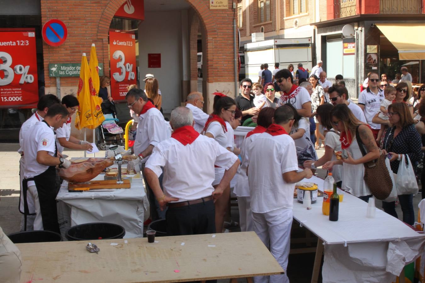 Más de un centenar de niños recibieron del Ayuntamiento el pañuelillo rojo que conmemora sus primeras fiestas patronales alfareñas.