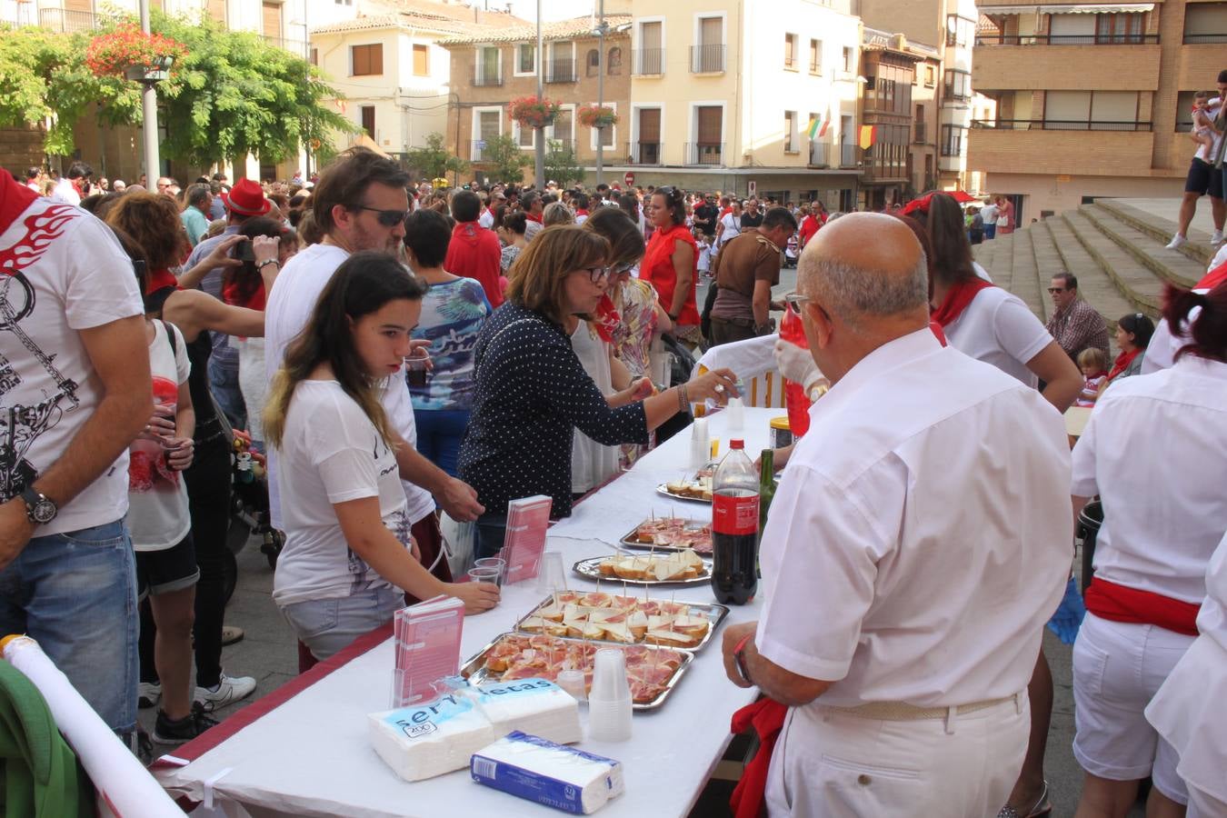 Más de un centenar de niños recibieron del Ayuntamiento el pañuelillo rojo que conmemora sus primeras fiestas patronales alfareñas.