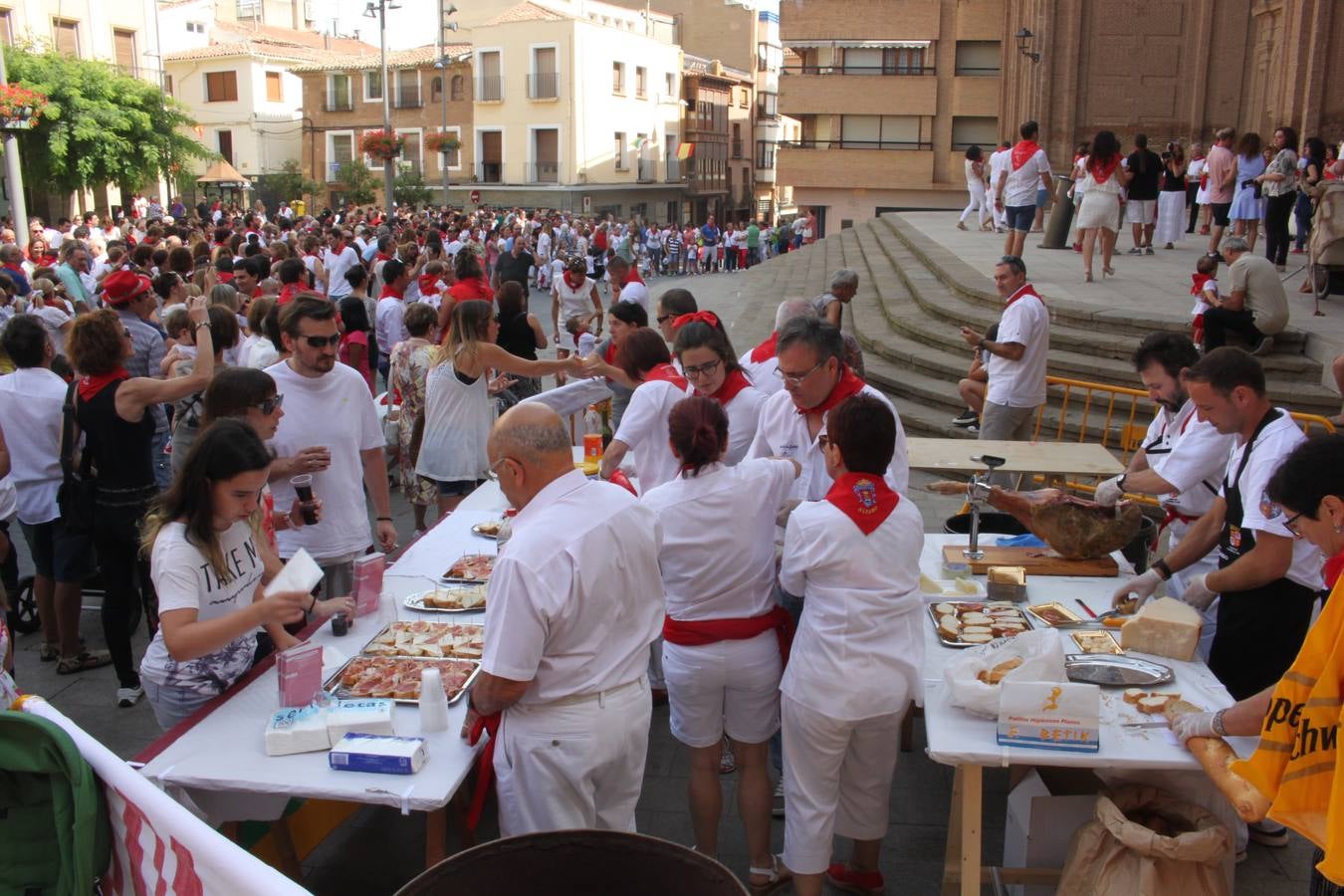 Más de un centenar de niños recibieron del Ayuntamiento el pañuelillo rojo que conmemora sus primeras fiestas patronales alfareñas.