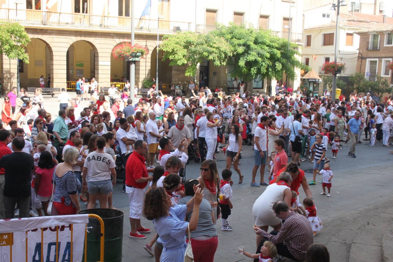 Más de un centenar de niños recibieron del Ayuntamiento el pañuelillo rojo que conmemora sus primeras fiestas patronales alfareñas.