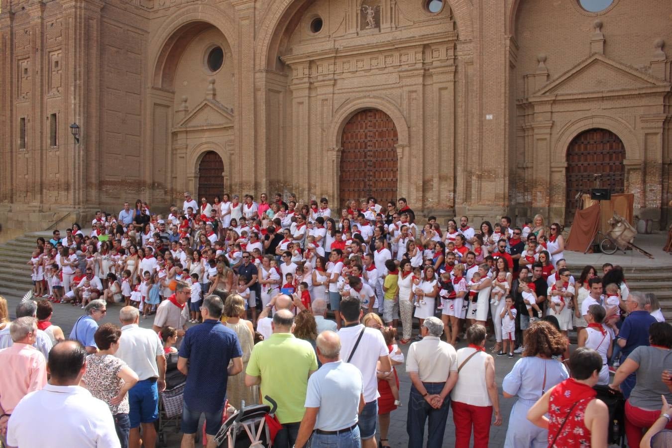 Más de un centenar de niños recibieron del Ayuntamiento el pañuelillo rojo que conmemora sus primeras fiestas patronales alfareñas.