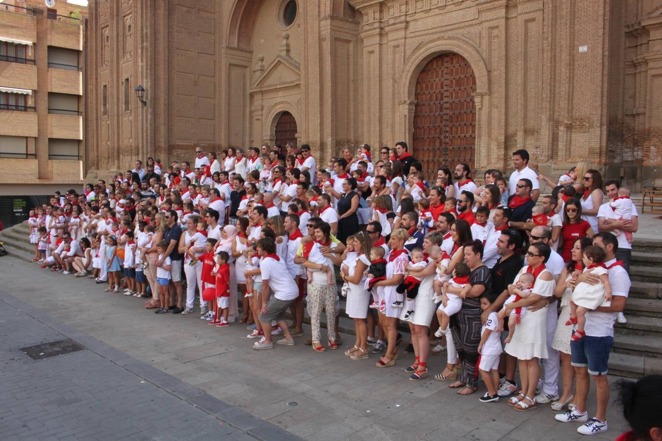 Más de un centenar de niños recibieron del Ayuntamiento el pañuelillo rojo que conmemora sus primeras fiestas patronales alfareñas.