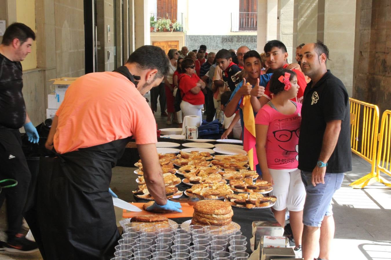 Más de un centenar de niños recibieron del Ayuntamiento el pañuelillo rojo que conmemora sus primeras fiestas patronales alfareñas.