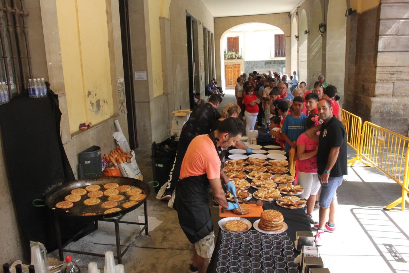 Más de un centenar de niños recibieron del Ayuntamiento el pañuelillo rojo que conmemora sus primeras fiestas patronales alfareñas.