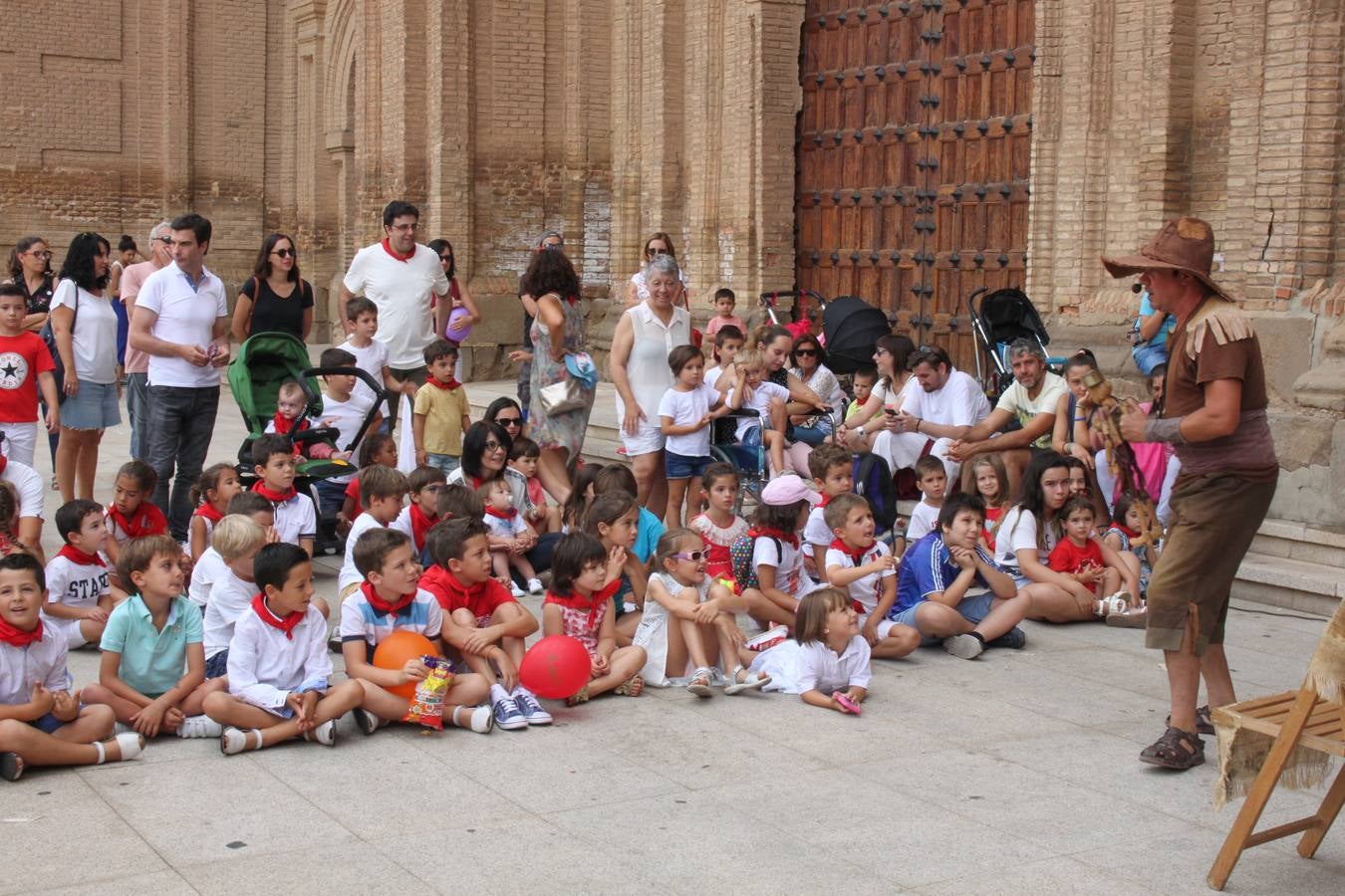 Más de un centenar de niños recibieron del Ayuntamiento el pañuelillo rojo que conmemora sus primeras fiestas patronales alfareñas.