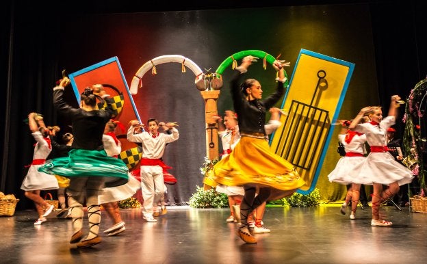 Jota de Santa Bárbara, en el festival de danzas. :: 