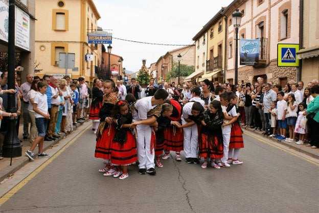 El grupo de danzas ejecuta el complejo baile 'Encadenado', durante la procesión de la Virgen. :: 