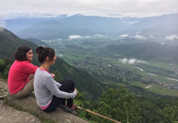 Vanesa y Seila, ayer en Pokhara