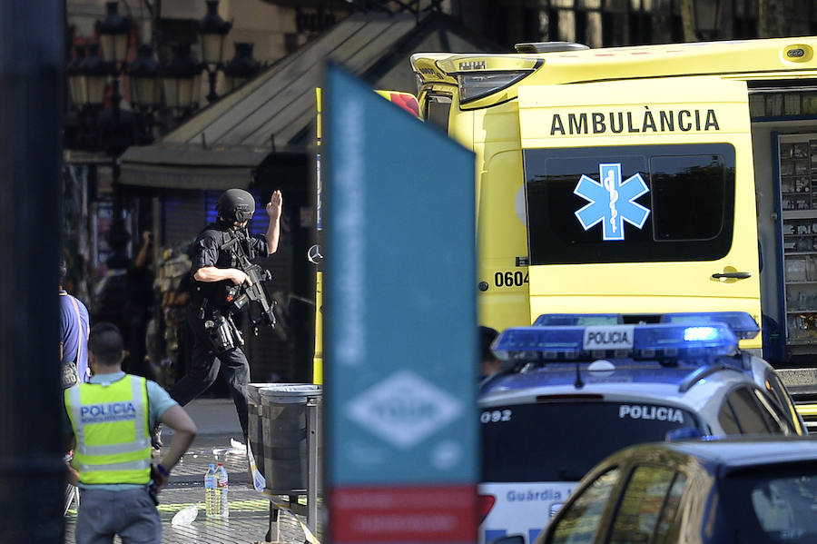 Una furgoneta blanca ha arremetido contra los viandantes en una de las calles más turísticas de Barcelona