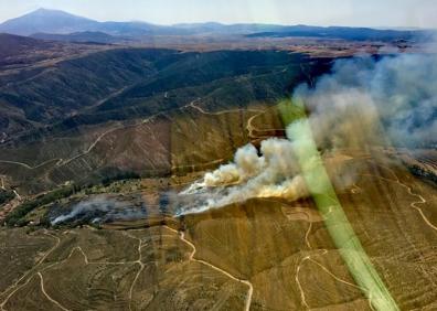 Imagen secundaria 1 - Un incendio forestal en Soria alcanza los límites con La Rioja