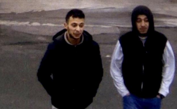 Salah Abdeslam (izq.), en un vídeo policial.