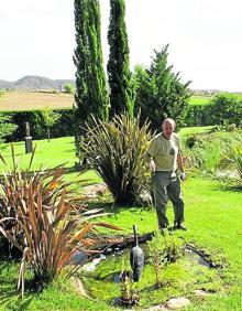 Imagen secundaria 2 - Antonio Bartolomé, en una de las zonas del jardín, en las que no falta alguna que otra laguna. 