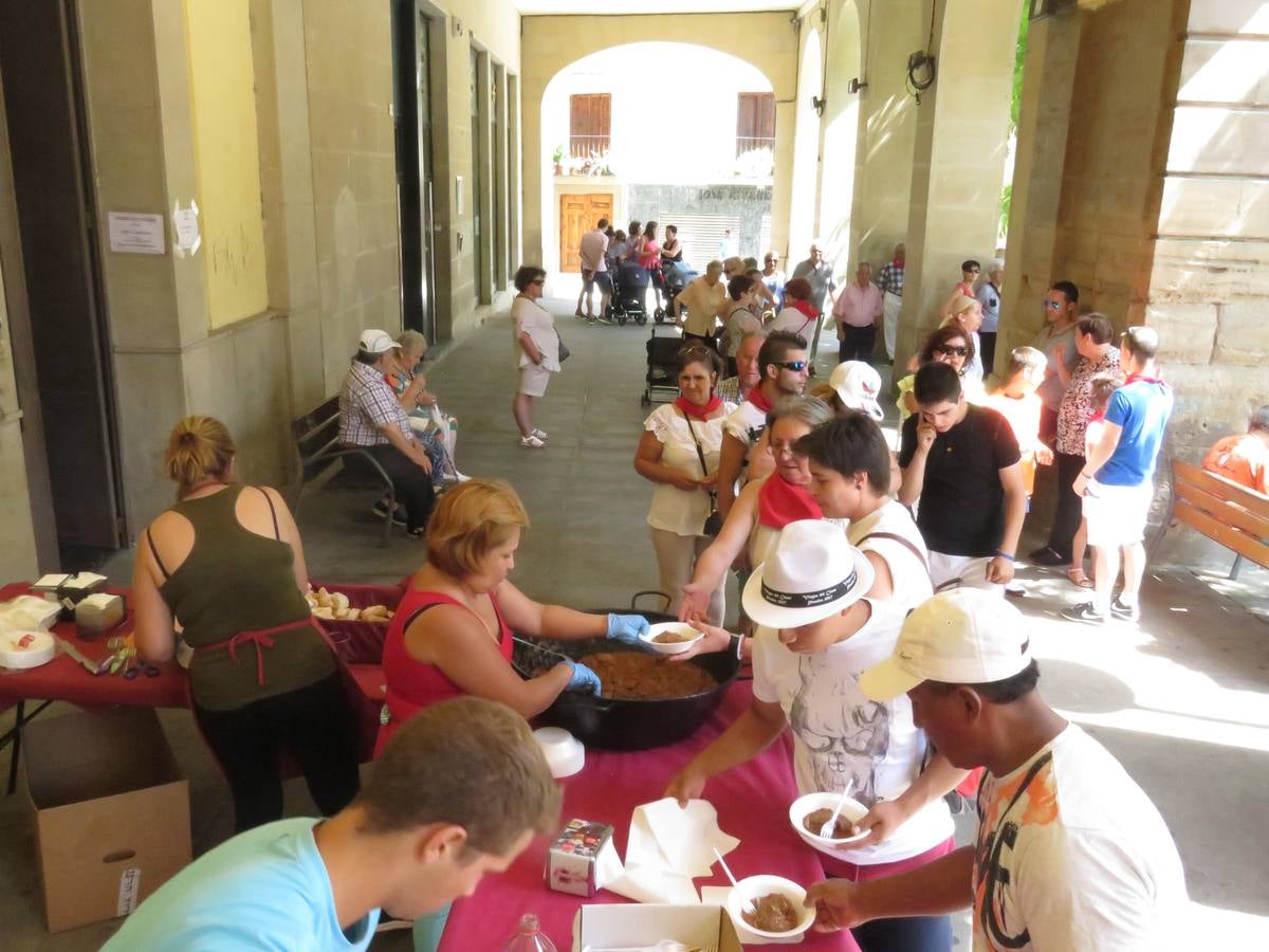 Vaquillas, comidas en cuadrilla, degustaciones, gigantes y cabezudos... un sinfín de actos en las fiestas alfareñas.