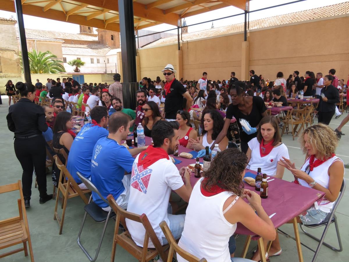 Vaquillas, comidas en cuadrilla, degustaciones, gigantes y cabezudos... un sinfín de actos en las fiestas alfareñas.