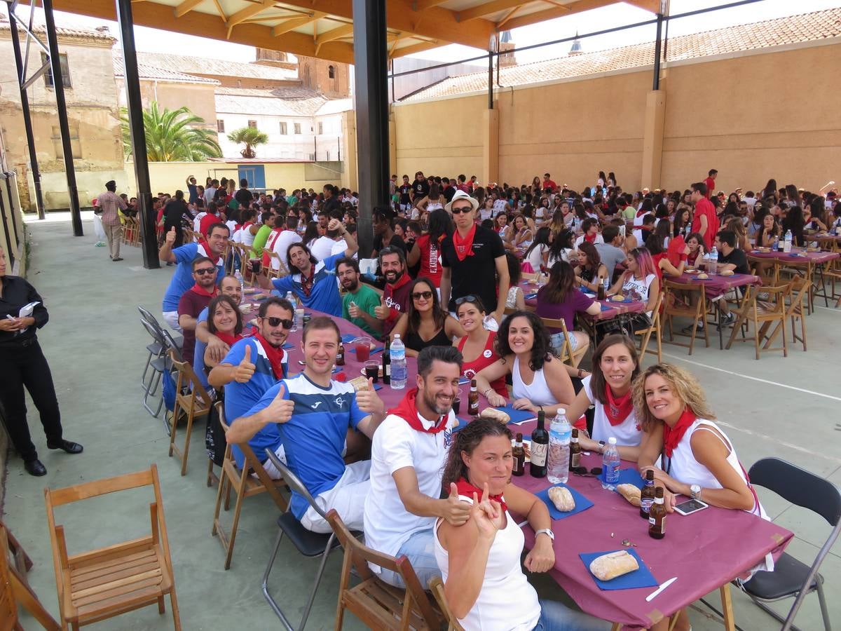 Vaquillas, comidas en cuadrilla, degustaciones, gigantes y cabezudos... un sinfín de actos en las fiestas alfareñas.