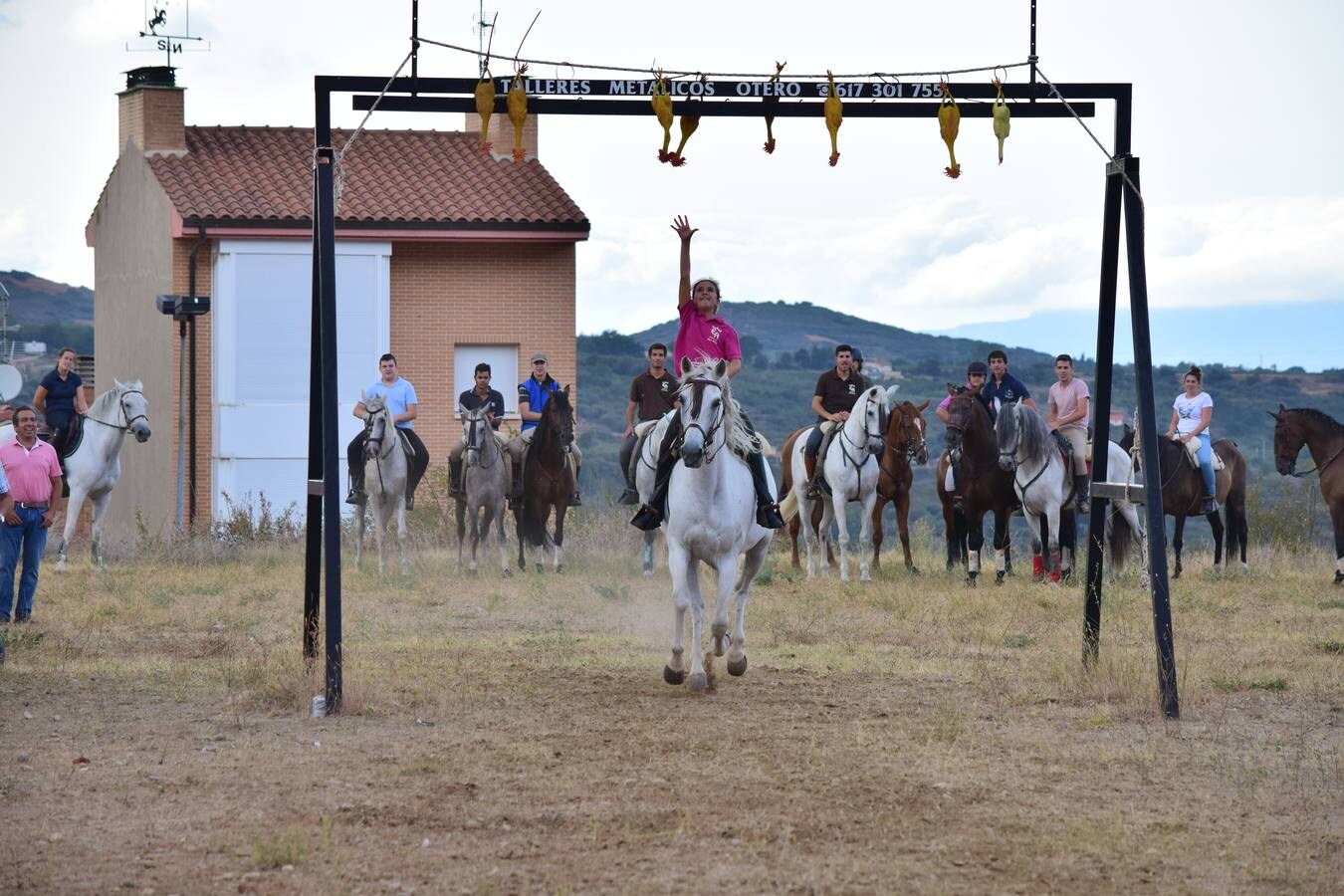 Dieciséis jinetes participaron en la tradicional carrera de gallos de Nalda.
