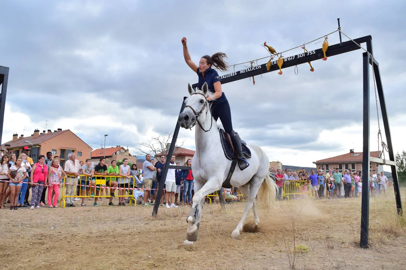 Dieciséis jinetes participaron en la tradicional carrera de gallos de Nalda.