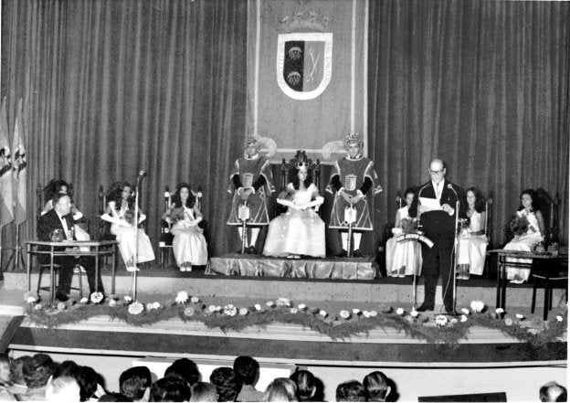 Momento de los juegos florales en el teatro Ideal con Mª Carmen Gómez Bozalongo como reina de las fiestas. :: bella