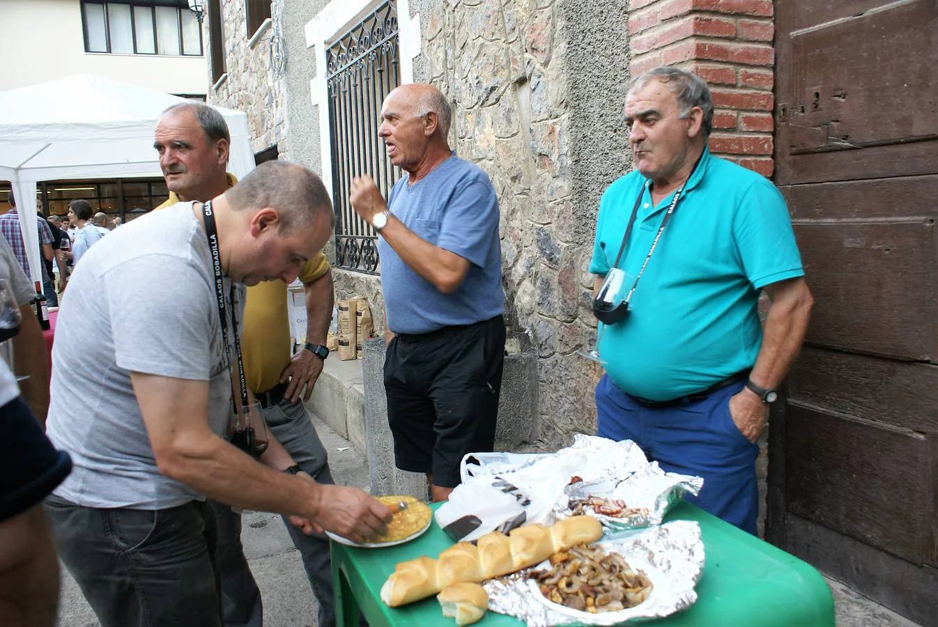 Gran ambiente el que se vivió en Anguiano con motivo de las V Jornadas del Vino, bajo el epígrafe 'Anguiano, de la viña al monte'.