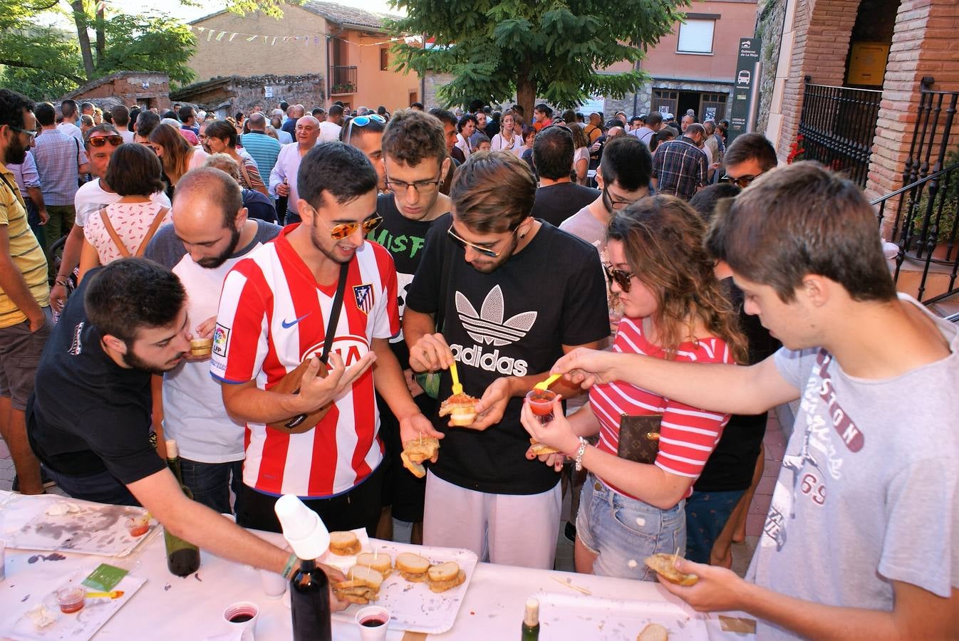 Ledesma de la Cogolla repartió 2.200 raciones en su 21ª edición del Festival de la oreja rebozada y vino de Rioja.