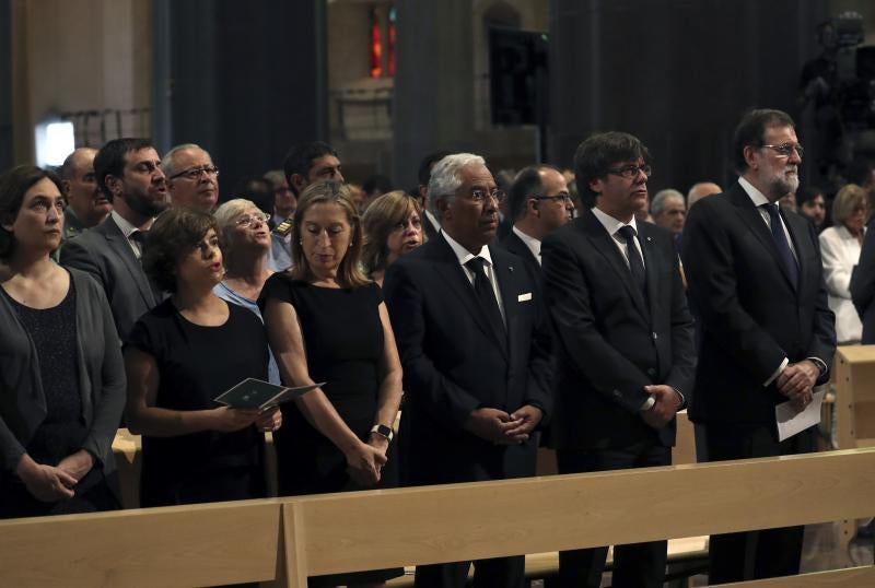 Los Reyes, Rajoy y Puigdemont presiden una ceremonia de homenaje por los atentados en Barcelona y Cambrils