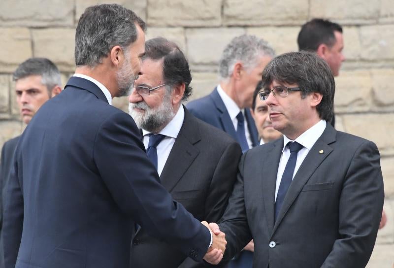 Los Reyes, Rajoy y Puigdemont presiden una ceremonia de homenaje por los atentados en Barcelona y Cambrils