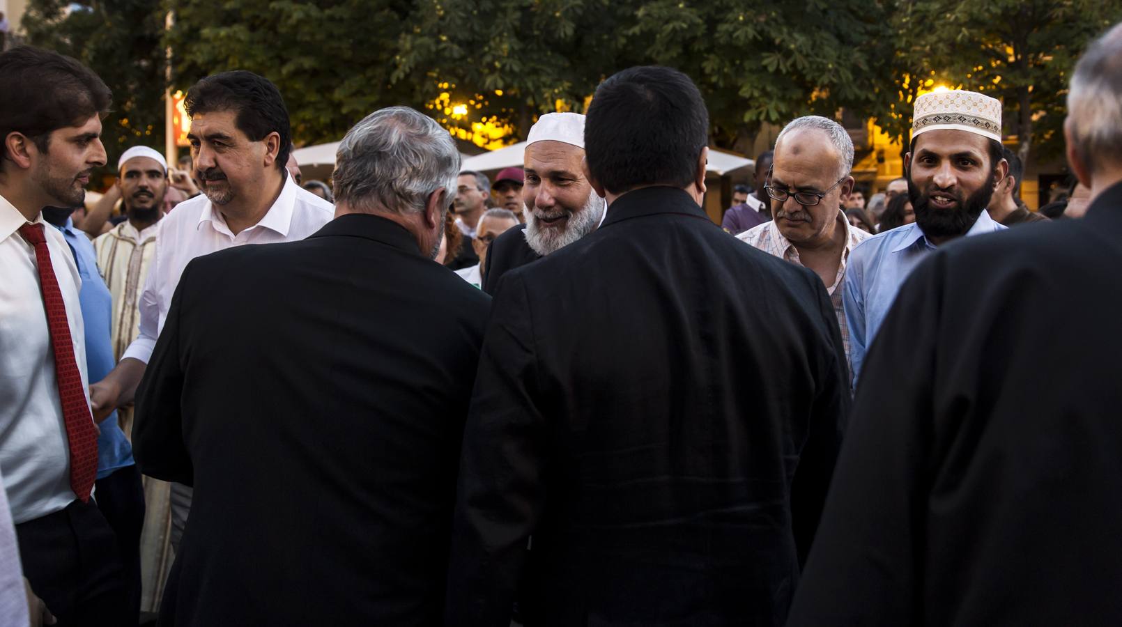 La comunidad musulmana de La Rioja ha reunido hoy a las principales confesiones religiosas de la comunidad para expresar su rechazo a cualquier tipo de terrorismo, en un acto que ha reunido a un millar de personas en la Plaza del Mercado de Logroño.