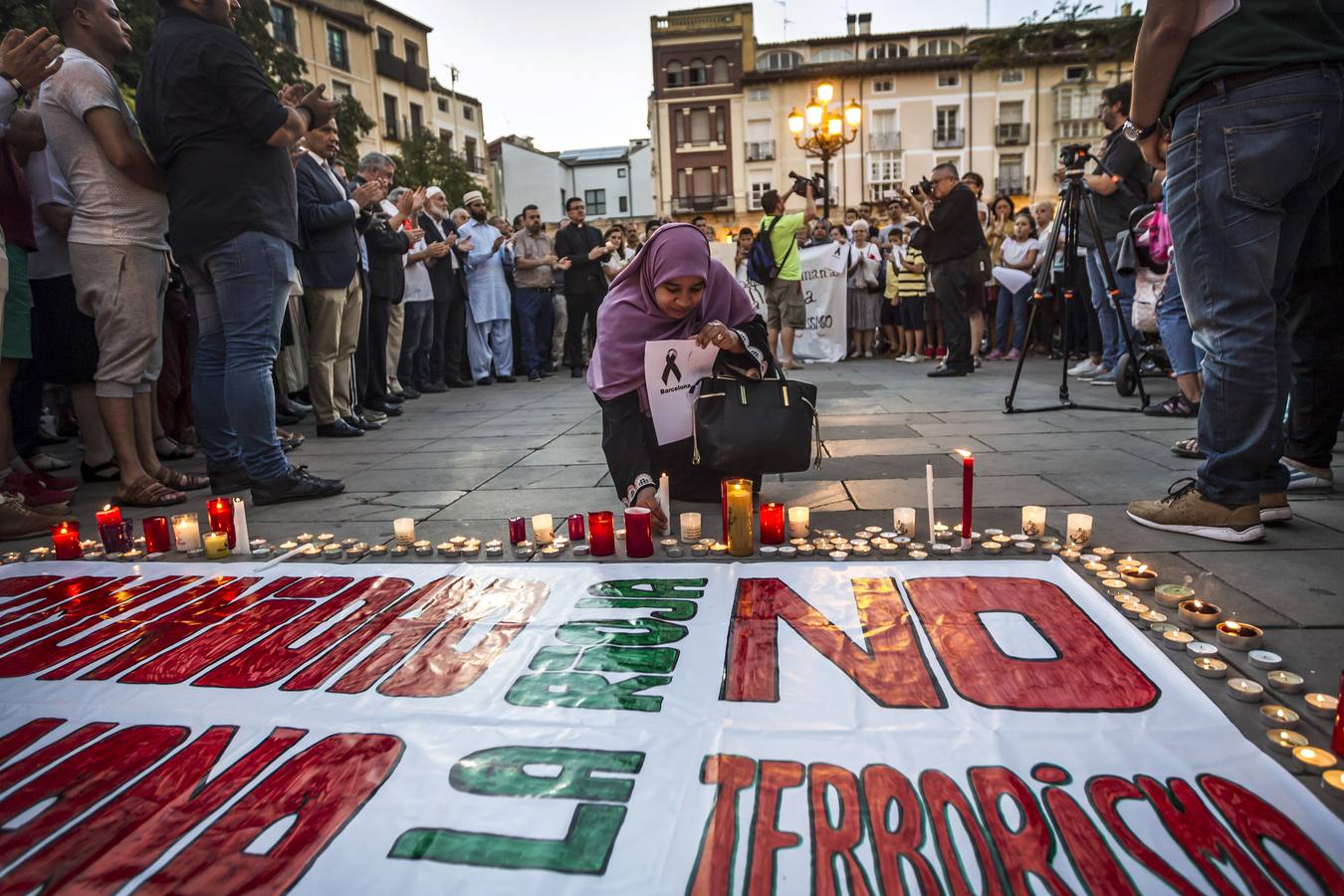 La comunidad musulmana de La Rioja ha reunido hoy a las principales confesiones religiosas de la comunidad para expresar su rechazo a cualquier tipo de terrorismo, en un acto que ha reunido a un millar de personas en la Plaza del Mercado de Logroño.