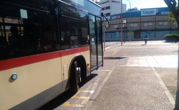 Ciudadanos critica la inclinación y peligrosidad de acceso a los autobuses en algunas paradas.. 