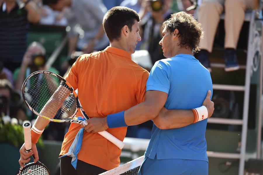Novak Djokovic y Rafa Nadal, saludándose tras la derrota del español.