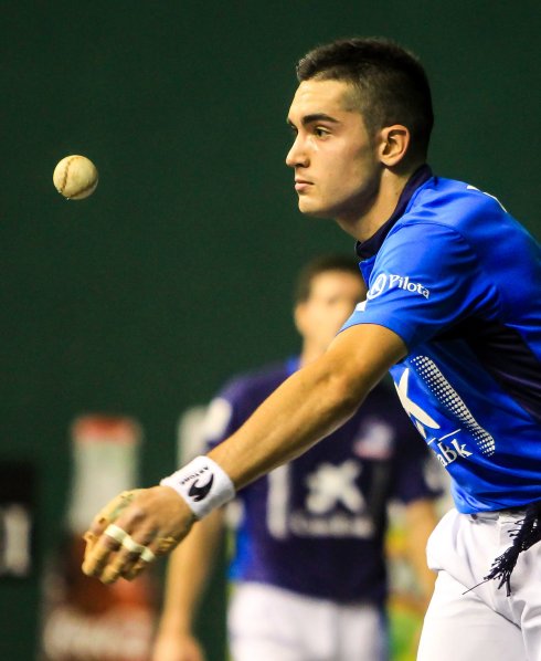 Víctor se dispone a golpear la pelota. :: 