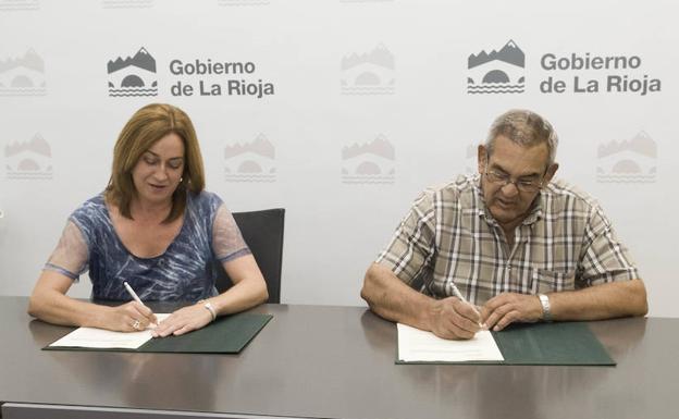 Gobierno y Asociación 'La Barranca' firman el acuerdo de colaboración. 