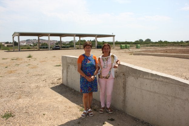 La alcaldesa y la concejala de Agricultura, ante el muelle de carga, con el cubierto para camiones al fondo en el espacio del centro. :: 