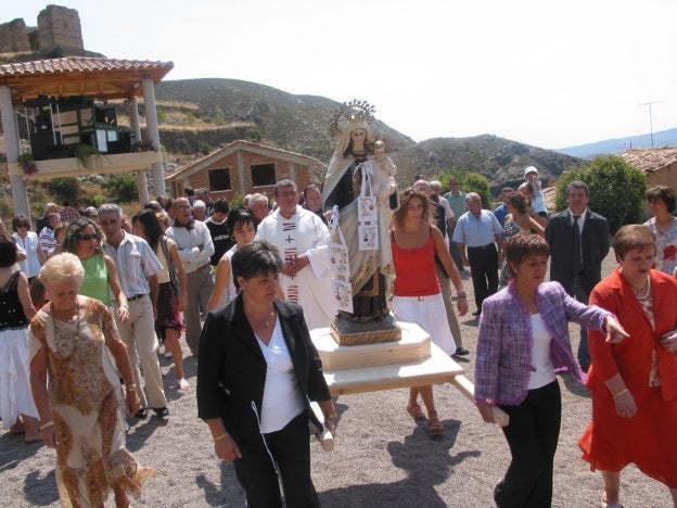 Los vecinos honran a la Virgen de la Asunción cada 15 de agosto con misa y procesión por las calles de la villa. :: e.p.
