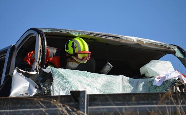 Un bombero trabaja en un accidente en la N-232, el pasado 11 de agosto