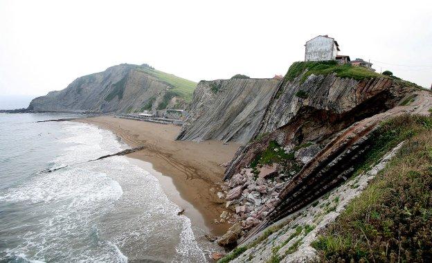  'Flysch'. La playa de Itzurun, en Zumaya, con sus espectaculares acantilados, ha sido escenario de 'Juego de tronos'. :: david aprea