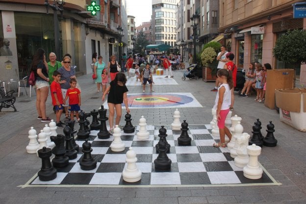 La calle Juan Carlos I y la Puerta Munillo recibieron a decenas de niños y a sus mayores dispuestos a compartir una tarde de juegos.