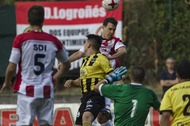 Arpón, jugador de la Sociedad Deportiva Logroñés, se eleva para cabecear el esférico. :: 
