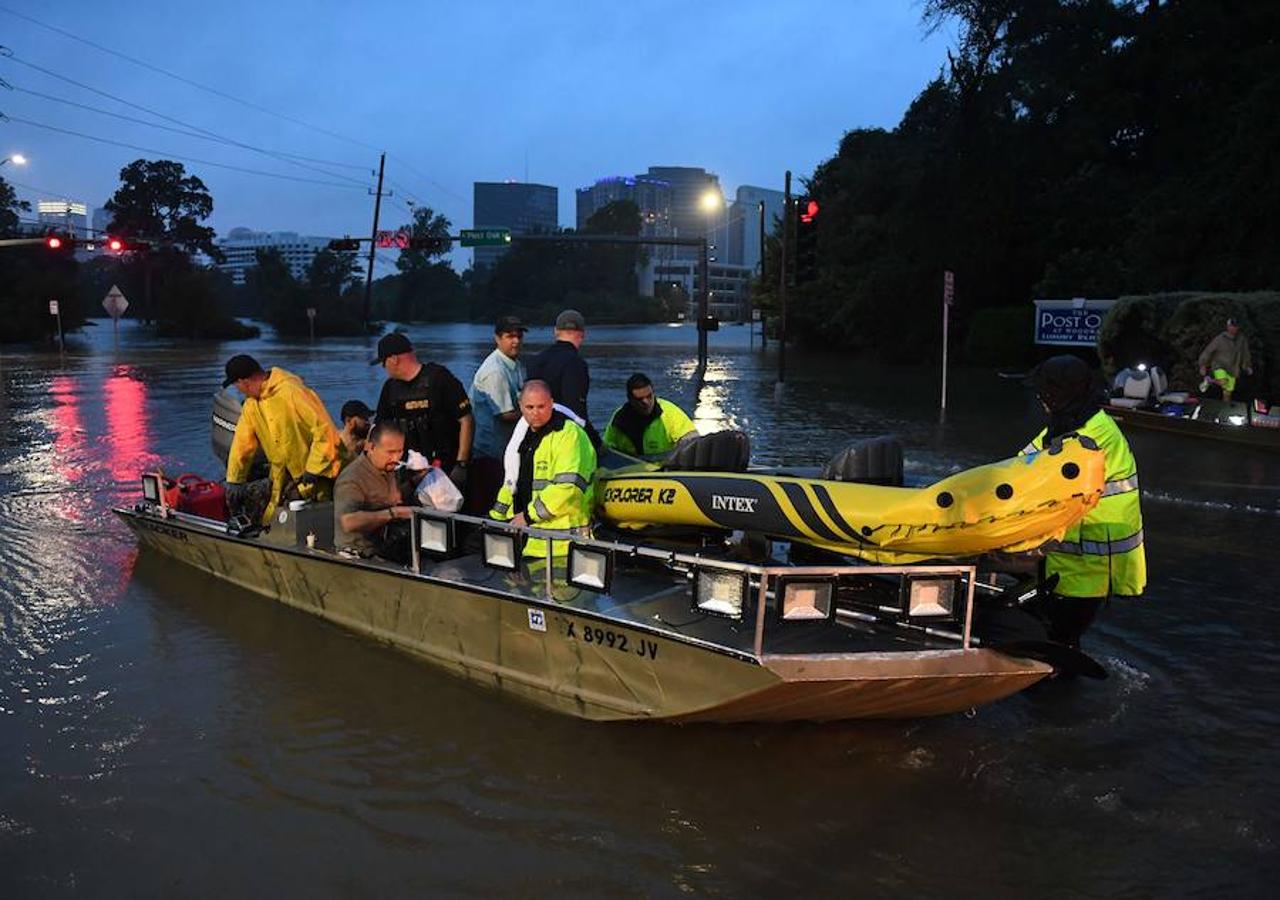 La gente es rescatada de un hotel en barco.