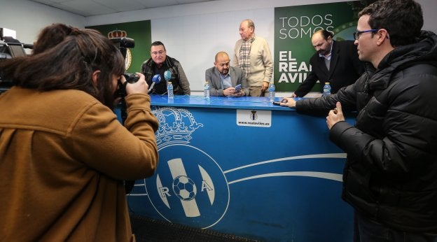 José Luis Tamargo, director deportivo del Avilés Mexicano, Álvaro López y José María Tejero, de pie. :: Marieta