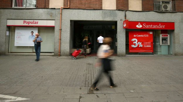 Oficinas de Banco Popular y Banco Santander en Barcelona. :: REUTERS