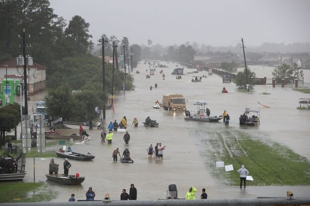 Decenas de personas caminan por una carretera después de haber sido evacuadas de sus casas en Houston. ::  Joe Raedle/ afp