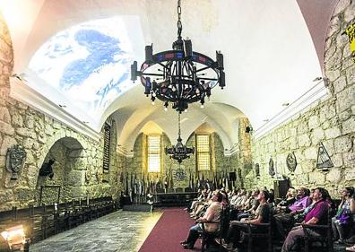 Imagen secundaria 1 - El refectorio monástico, el momento de laa proyección del audiovisual en la sala de la Hispanidad y, el grupo, durante su visita a la sacristía. 