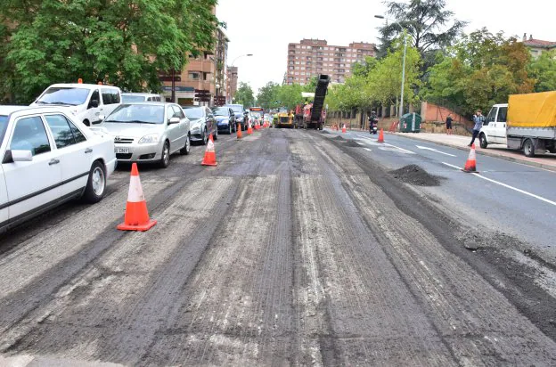 Numerosos operarios se afanaron hasta primera hora de la tarde por concluir los trabajos -pintura de señalización incluida. :: 