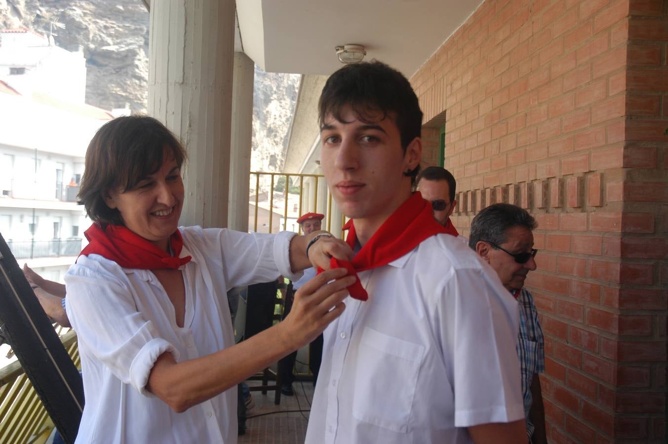 Los habitantes de la localidad empiezan las celebraciones con el lanzamiento del cohete