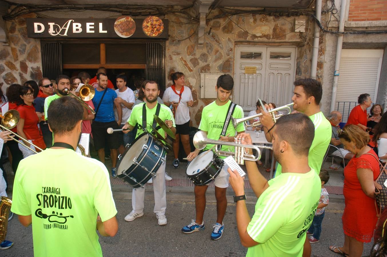 Los habitantes de la localidad empiezan las celebraciones con el lanzamiento del cohete